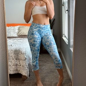 Victoria Sport water print capri leggings